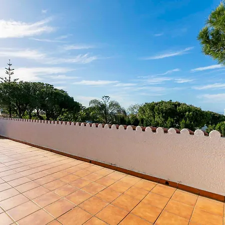 With Garden And Private Swimming Pool - Pass The Keys