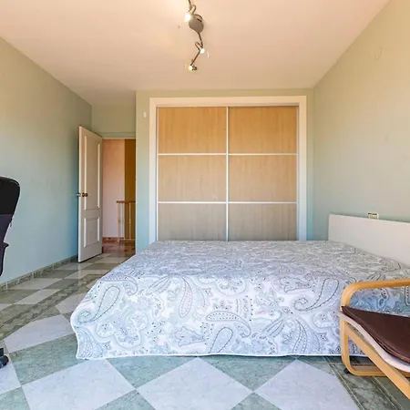With Garden And Private Swimming Pool - Pass The Keys