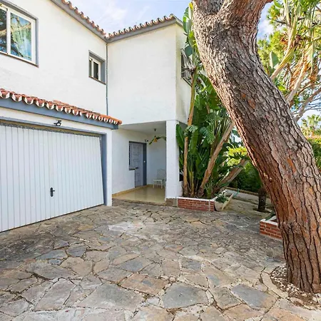 With Garden And Private Swimming Pool - Pass The Keys