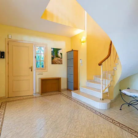 With Garden And Private Swimming Pool - Pass The Keys Holiday home