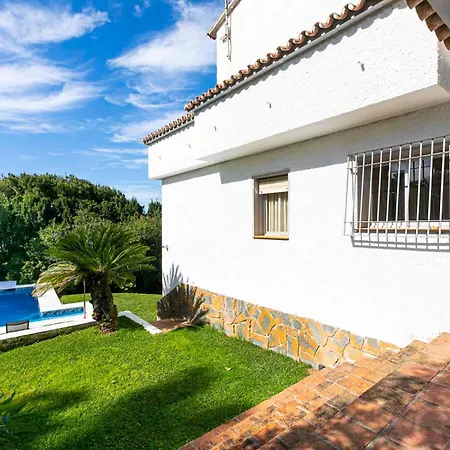 With Garden And Private Swimming Pool - Pass The Keys Holiday home *