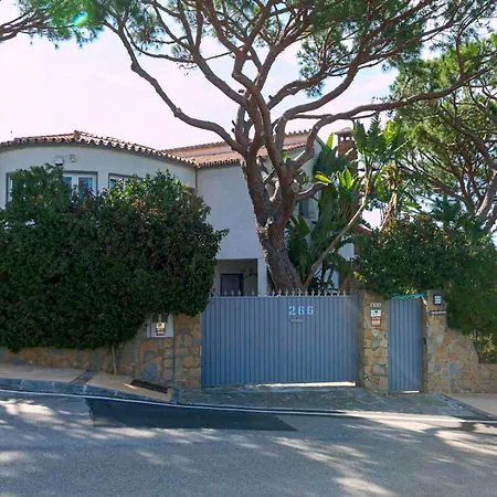 With Garden And Private Swimming Pool - Pass The Keys Holiday home