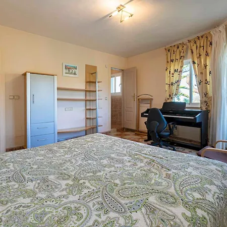 With Garden And Private Swimming Pool - Pass The Keys Holiday home