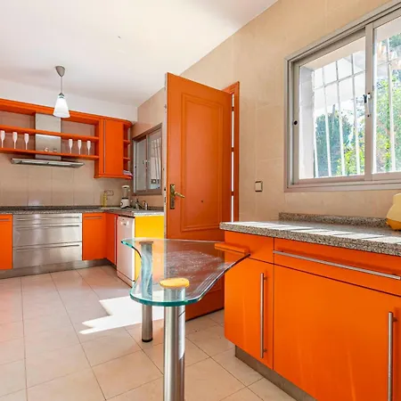 With Garden And Private Swimming Pool - Pass The Keys